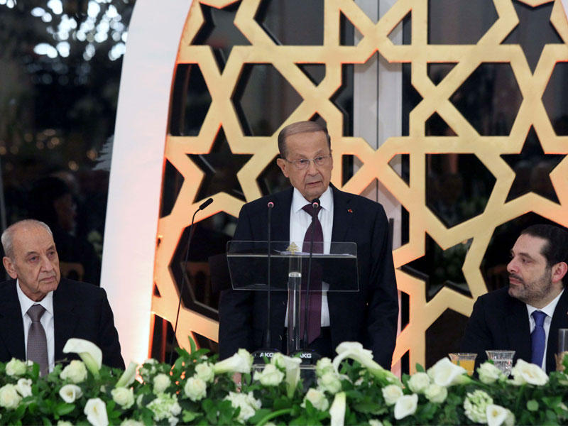 عون متوسطاً الحريري وبري خلال إفطار بعبدا أمس الأول (دالاتي ونهرا) 