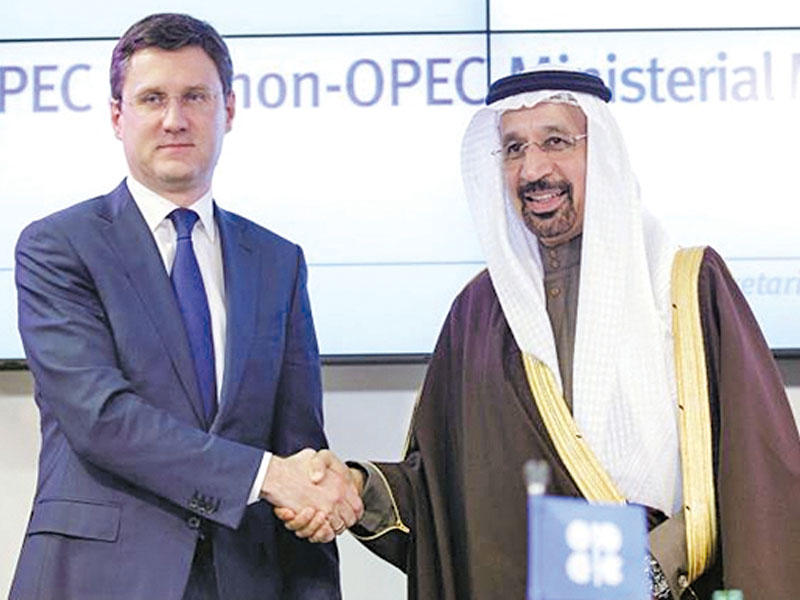 وزيرا النفط السعودي والروسي بعد الاتفاق على تمديد خفض النفط