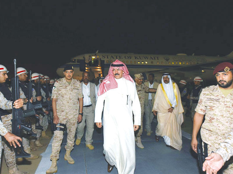 الخالد خلال تفقده القوات الكويتية المشاركة في التحالف العربي بالسعودية
