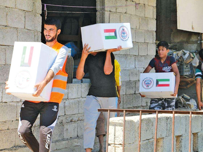 توزيع مساعدات غذائية على النازحين في الموصلn