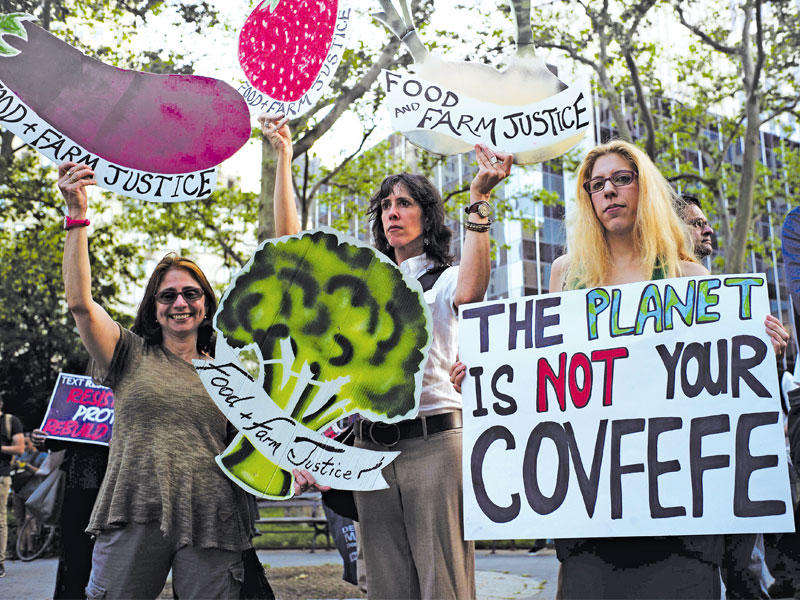 ناشطات بيئيات خلال تظاهرة احتجاجية في نيويورك أمس على قرار ترامب (أ ف ب)n