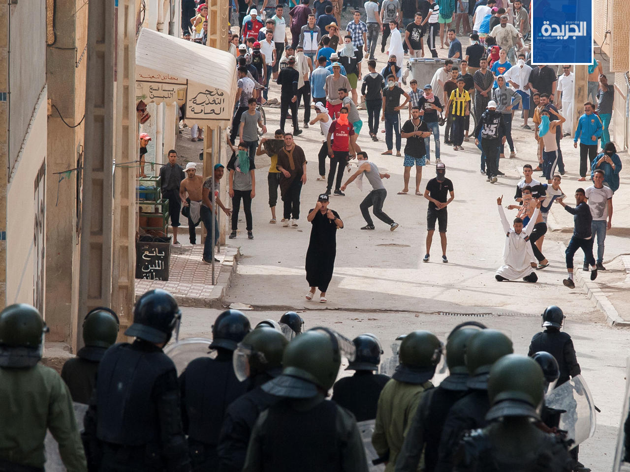 المتظاهرون يتصادمون مع قوات الأمن خلال مظاهرة ضد الحكومة في بلدة إمزورين بالقرب من مدينة الحسيمة