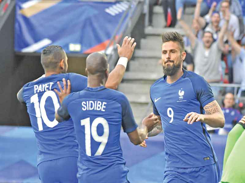 فرحة لاعبي فرنسا بهدف جيرو