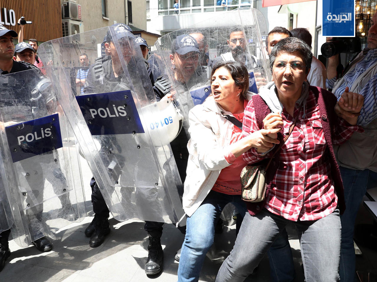 شرطة مكافحة الشغب تتدخل لوقف المتظاهرين الذين يتظاهرون دعماً لمعلمين اثنين معتقلين مضربين عن الطعام