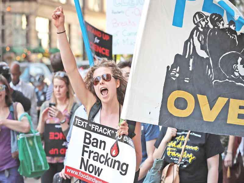 متظاهرون ينددون بقرار ترامب الانسحاب من اتفاقية المناخ في شيكاغو أمس الأول ( أ ف ب)