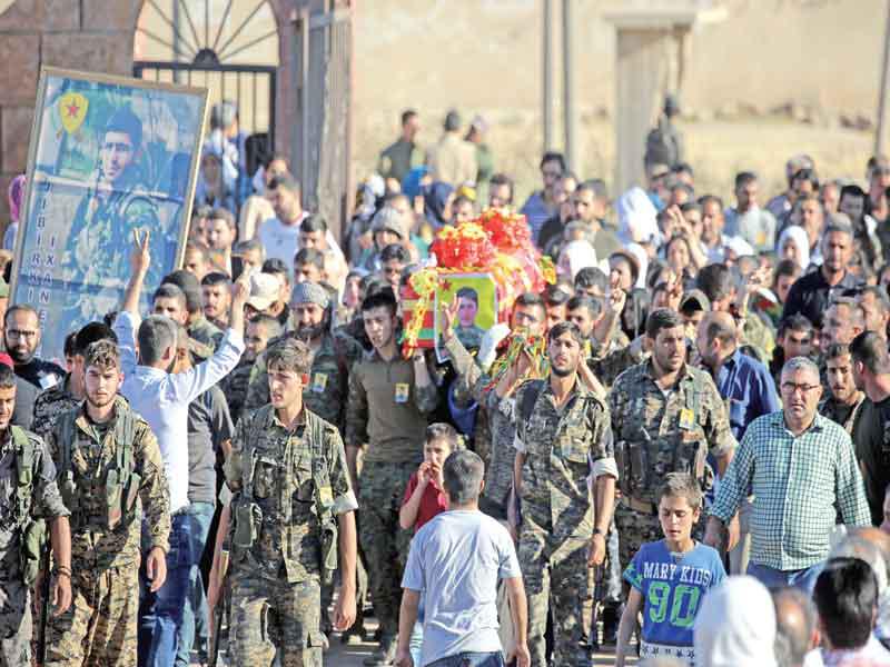 الوحدات الكردية تشيع أحد مقاتليها في مدينة القامشلي أمس الأول (أ ف ب)