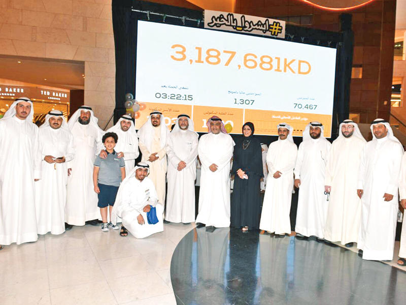 كاظم يتوسط اعضاء جمعية النجاة القائمين على حملة «أبشروا بالخير»