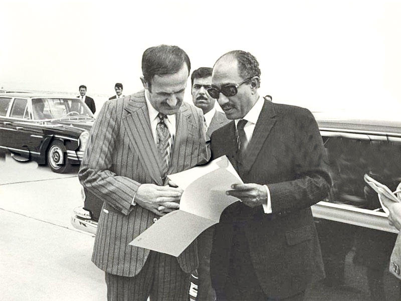 حافظ الأسد مع السادات  
