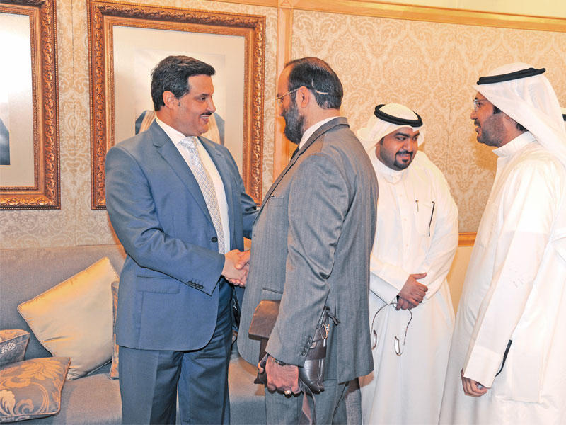 الحربي مستقبلاً المهنئينt(تصوير عوض التعمري)