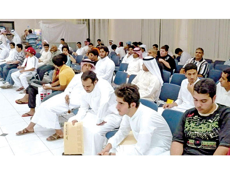 صورة أرشيفية لعملية استقبال المتقدمين في صالة القبول بالتطبيقي