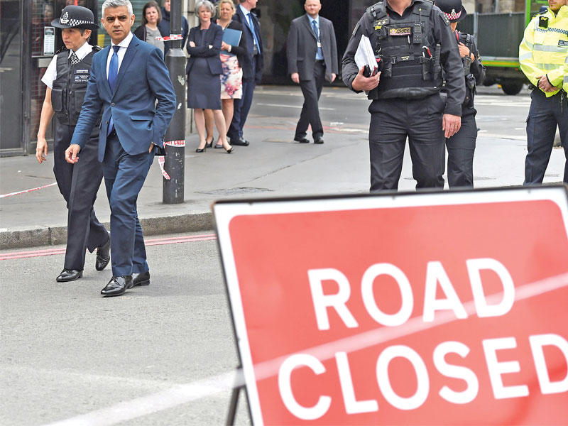 خان وكريسدا في لندن أمس (أ ف ب)