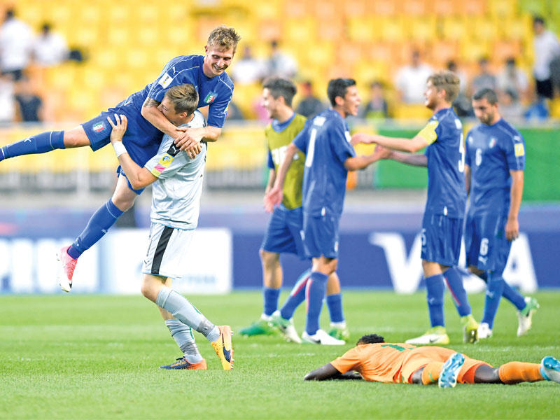 فرحة لاعبي المنتخب الايطالي بعد الفوز