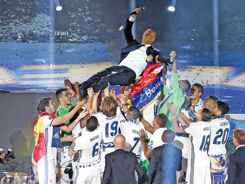 زيدان خلال احتفالات لاعبي ريال مدريد 