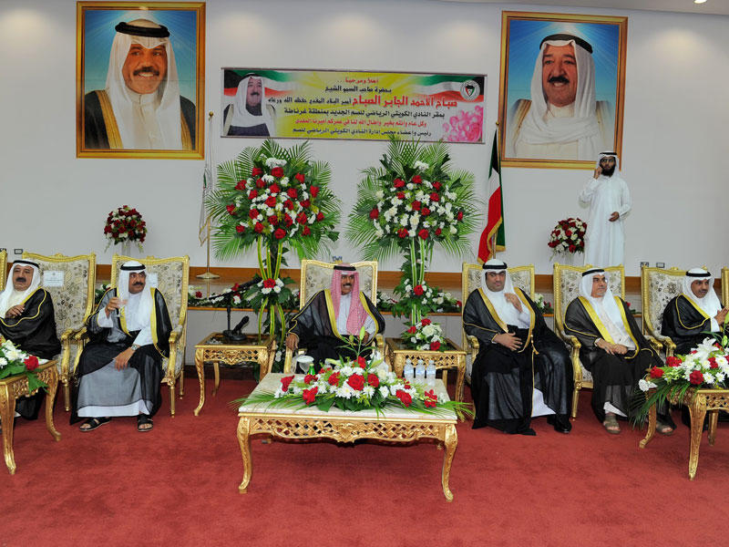 ولي العهد والوفد المرافق خلال زيارة النادي الرياضي للصمn