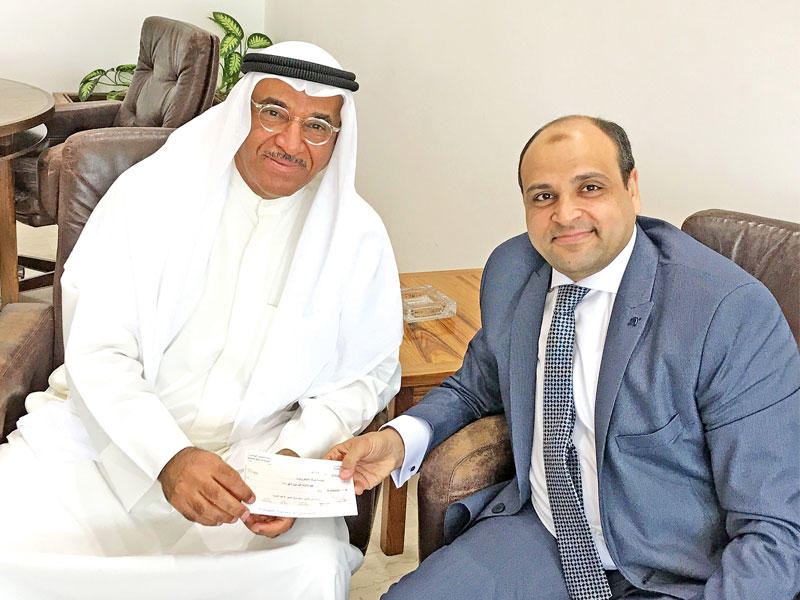 عبدالجليل يسلم التعويض للقطامي