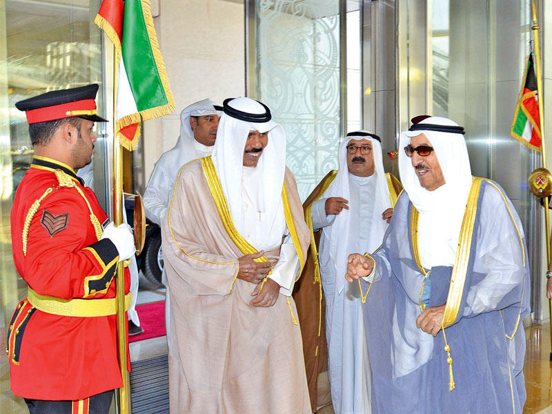  الأمير متوجهاً إلى السعودية وفي وداعه ولي العهد