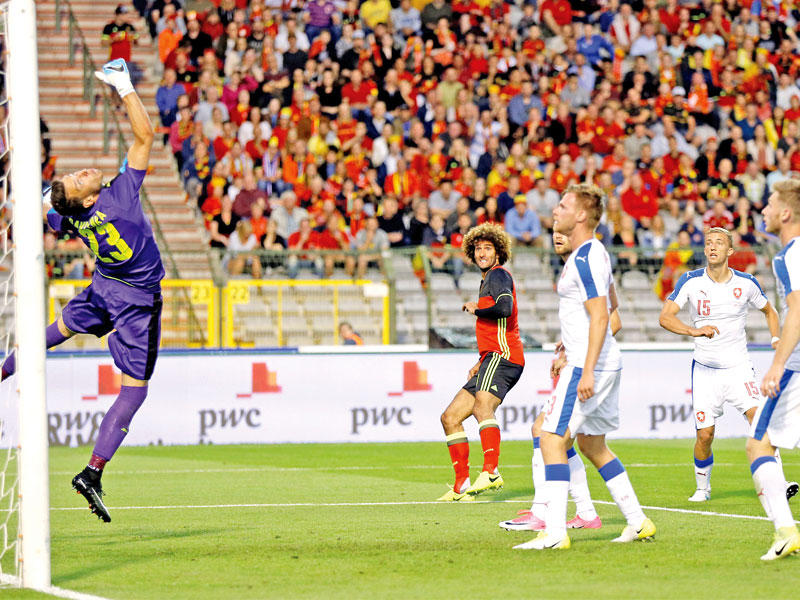 فيلايني نجم منتخب بلجيكا يحرز هدفه في مرمى التشيك