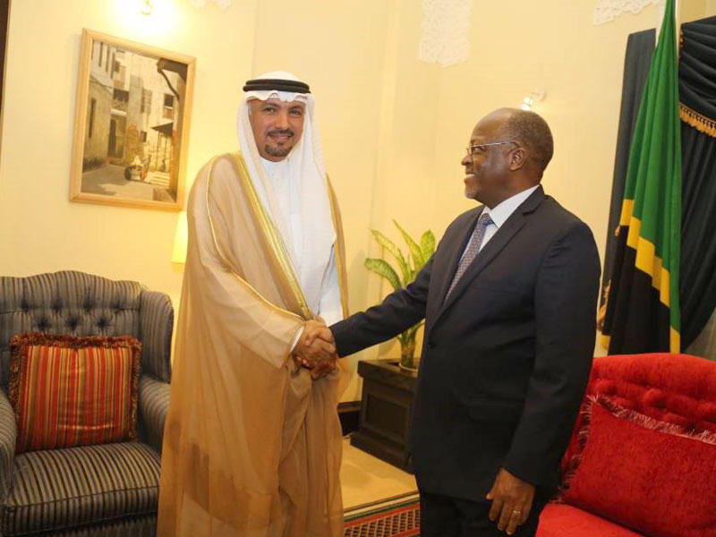 رئيس تنزانيا جون ماغوفولي مع سفير دولة الكويت لدى تنزانيا جاسم الناجم