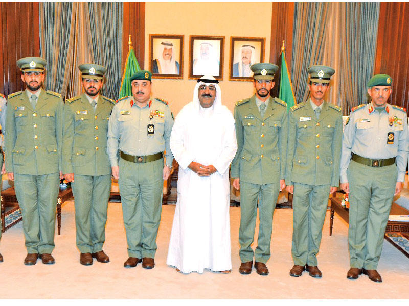 مشعل الأحمد متوسطاً الضباط الخريجين