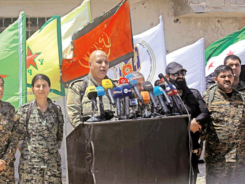 متحدث باسم «قسد» يعلن انطلاق معركة تحرير مدينة الرقة في مؤتمر صحافي عقده بقرية حزيمة شمال سورية  اليوم (أ ف ب)