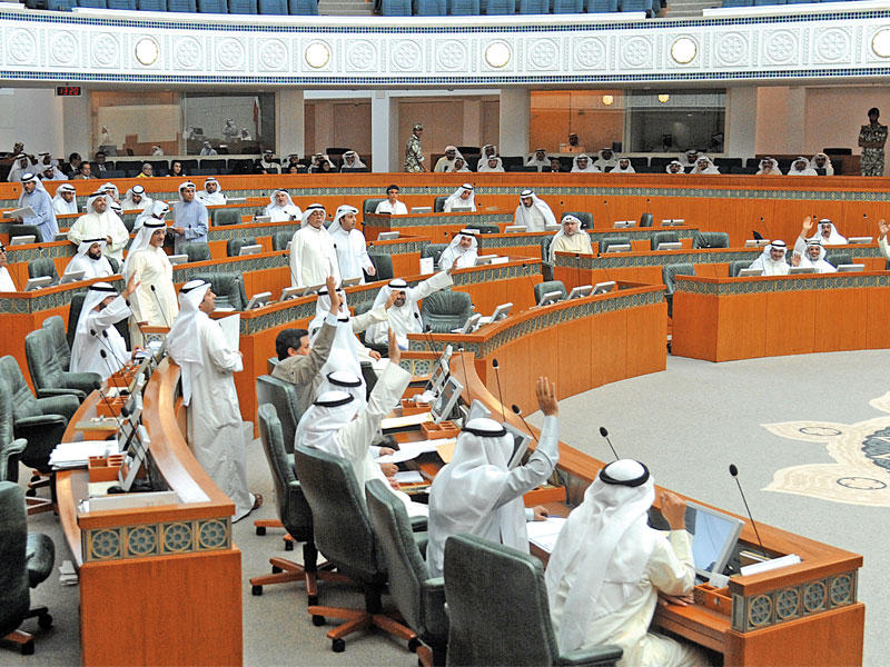 المجلس يصوت بالموافقة برفع الأيدي في جلسة أمس (تصوير عبدالله الخلف)