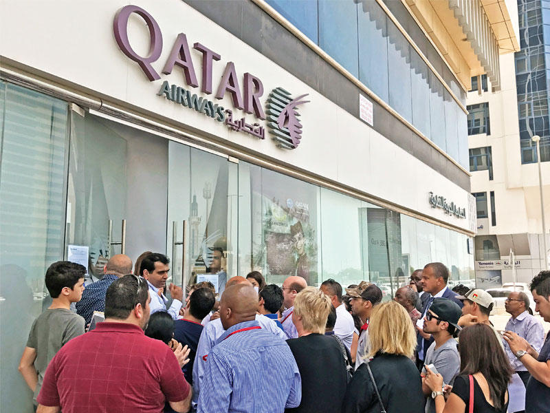 زحام أمام مكتب الخطوط الجوية القطرية في أبوظبي أمس    (أ ف ب)