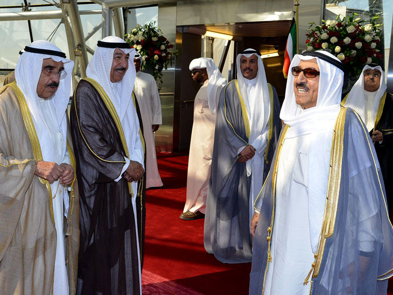 الأمير خلال مغادرته البلاد أمس متوجهاً إلى السعودية ويبدو في وداعه الغانم وجابر العبدالله وفيصل السعود