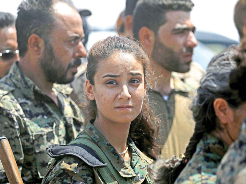 مقاتلة في «قسد» خلال إعلان انطلاق عملية تحرير الرقة أمس (أ ف ب)