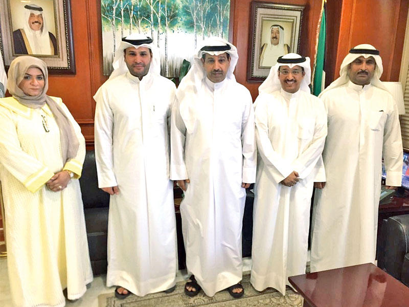 فليطح يتوسط لجنة الإعلام