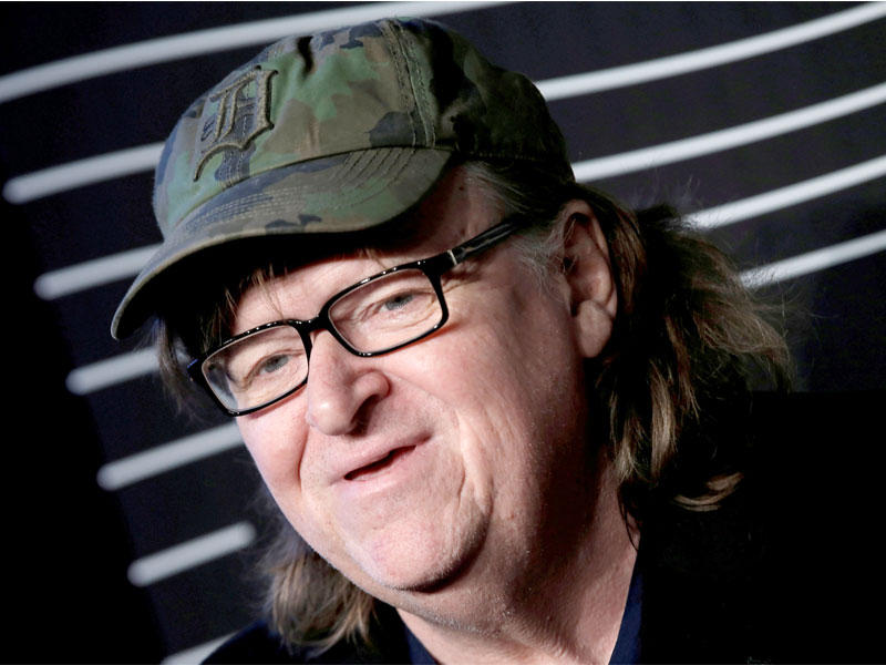 مخرج الأفلام الوثائقية والناشط الليبرالي مايكل مور