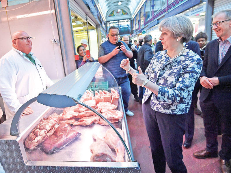 استقبلت ماي بصيحات الاستهجان داخل سميثفيلد ماركت أكبر سوق للحوم في لندن برفقة زوجها فيليب أمسtt            (رويترز)