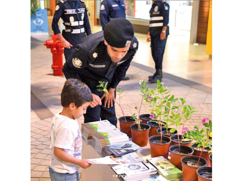 عناصر من شرطة البيئة في معرض «الأڤنيوز»