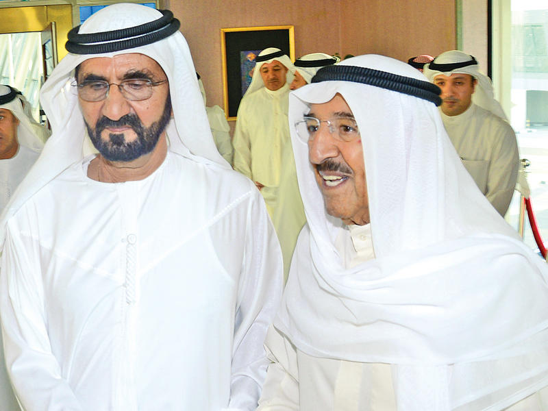 الأمير لدى وصوله إلى دبي وفي استقباله محمد بن راشد أمس