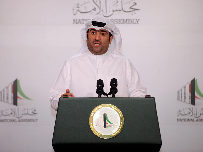  وزير التجارة والصناعة وزير الدولة لشؤون الشباب بالوكالة خالد الروضان