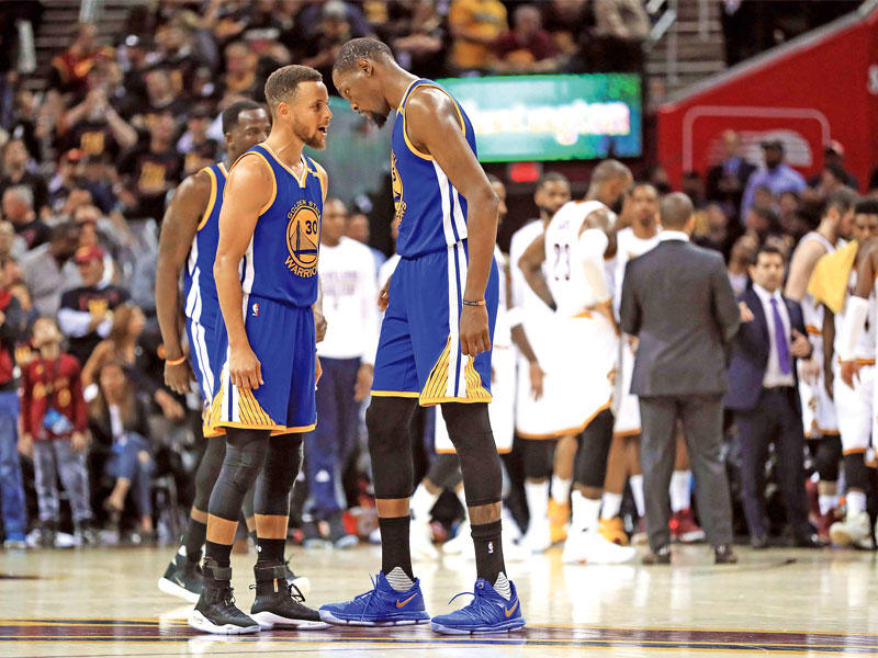 دورانت وكيري يحتفلان بالفوز بعد نهاية المباراة