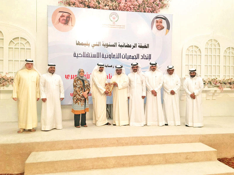 الكندري مكرماً الجبري والعدواني خلال الغبقة الرمضانية لاتحاد الجمعيات