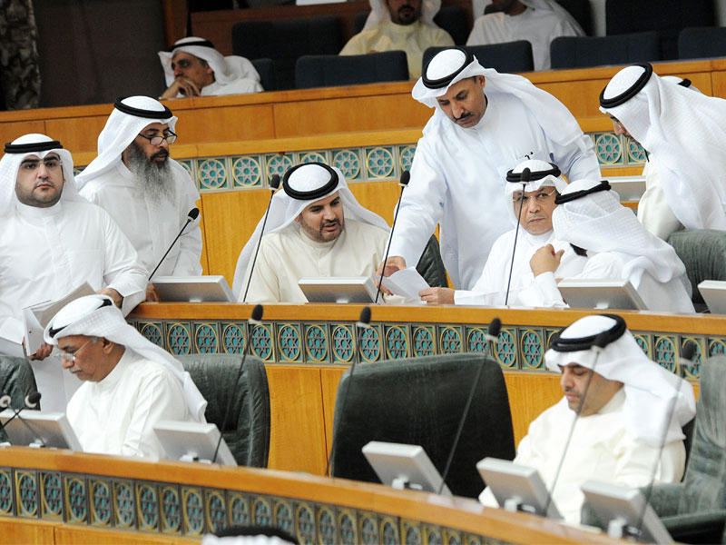 وزير الداخلية متوسطاً عدداً من النواب