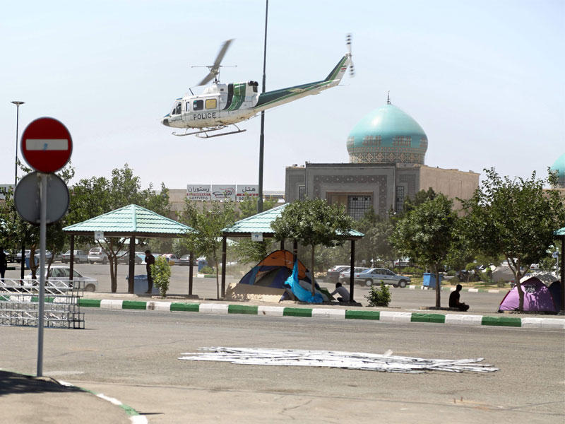 صورة تظهر مروحية في مدفن الخميني جنوب طهران أمس 