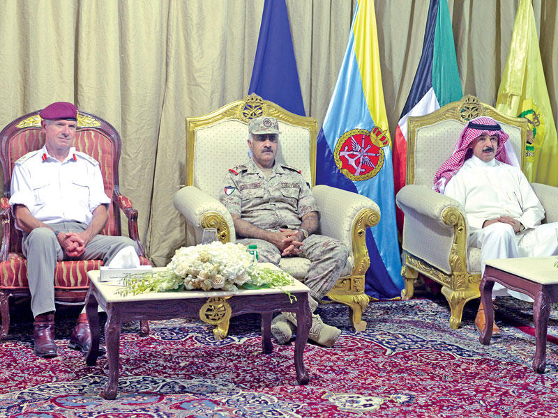 الخالد وإلى يمينه الخضر وبيكيت