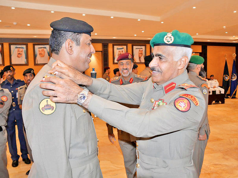 تقليد أحد الضباط رتبته الجديدة