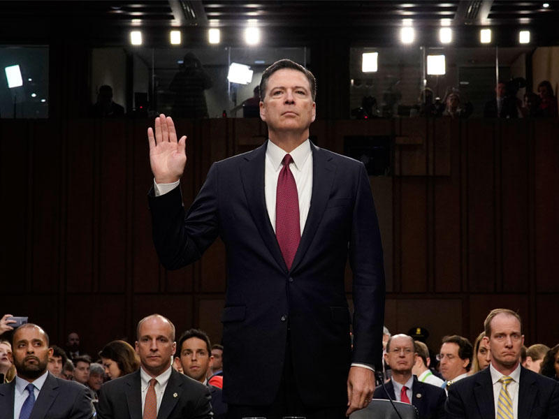 كومي يؤدي اليمين قبل شهادته في الكونغرس أمس (أ ف ب)