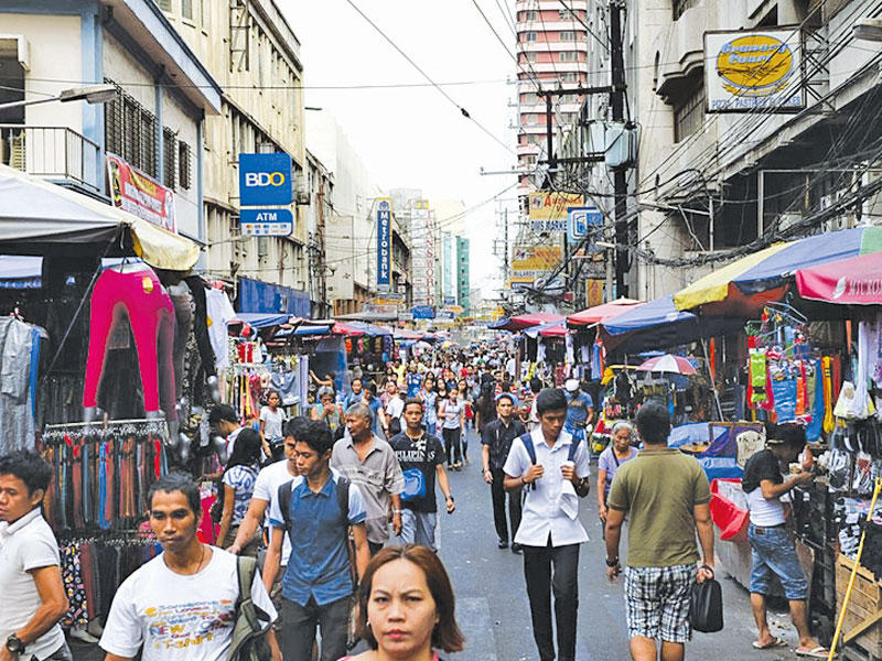 متسوقون ومشاة في سوق بيينوندو في العاصمة الفلبينية مانيلا