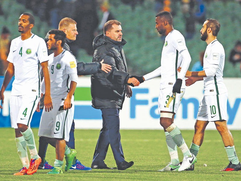 مارفك يحيي اللاعبين بعد نهاية المباراة