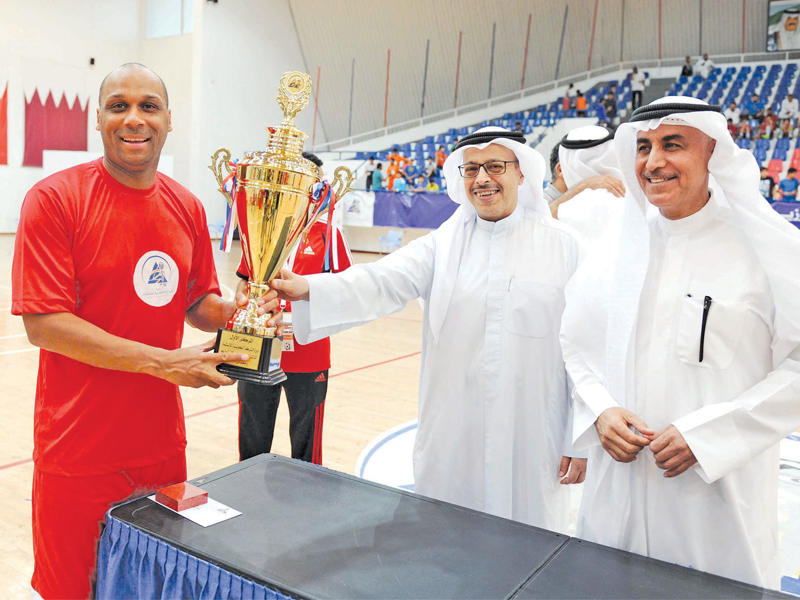 تتويج فريق جمال مبارك بكأس المركز الأول في المباراة الاستعراضية