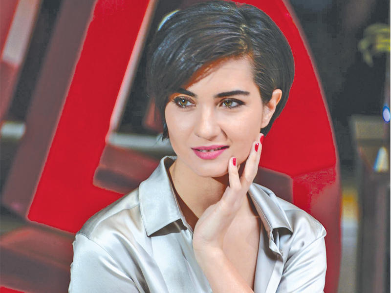 النجمة التركية توبا بويوكستون