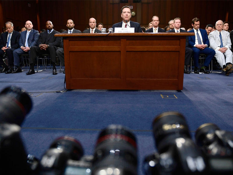 مدير مكتب التحقيقات الفدرالي السابق جيمس كومي يشهد خلال جلسة استماع لمجلس الشيوخ الأمريكي