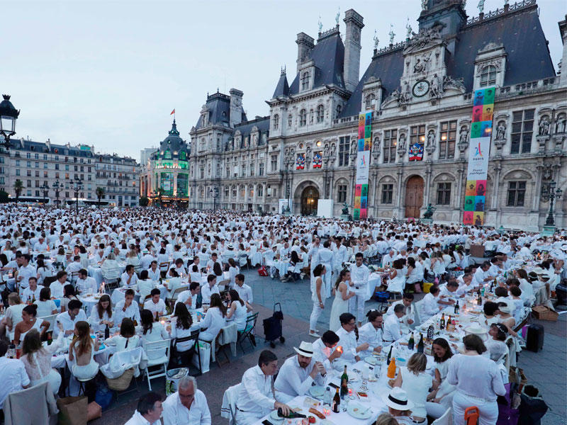 المشاركون يرتدون الأبيض المشاركة في العشاء 