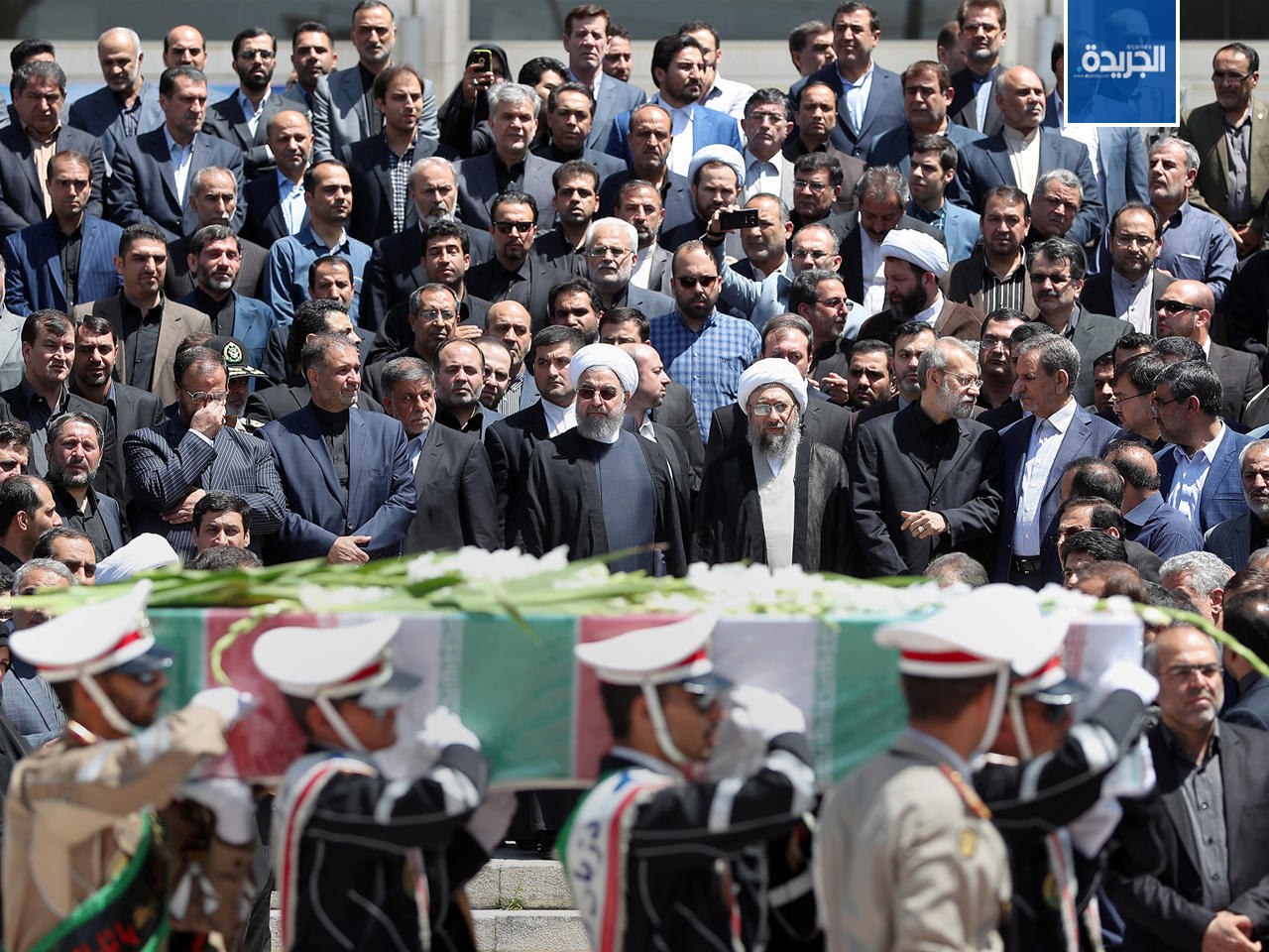 الرئيس الإيراني حسن روحاني ورئيس البرلمان علي لاريجاني ورئيس السلطة القضائية صادق لاريجاني خلال تشييع ضحايا هجومي طهران