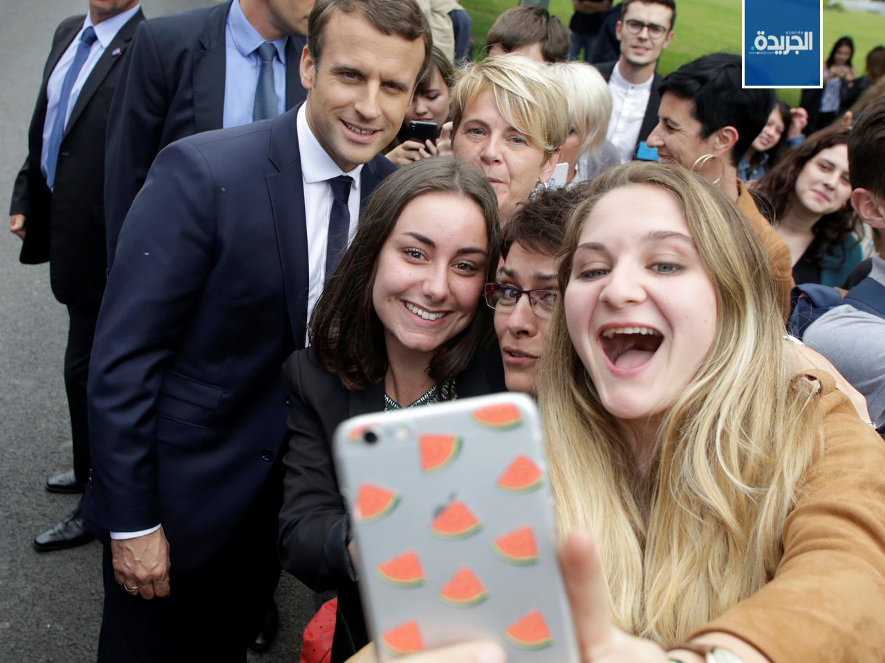 طلبة يلتقطون «سيلفي» مع الرئيس الفرنسي إيمانويل ماكرون خلال زيارته إلى كلية فاسيكس الزراعية في فيرنيويل سورفيين
