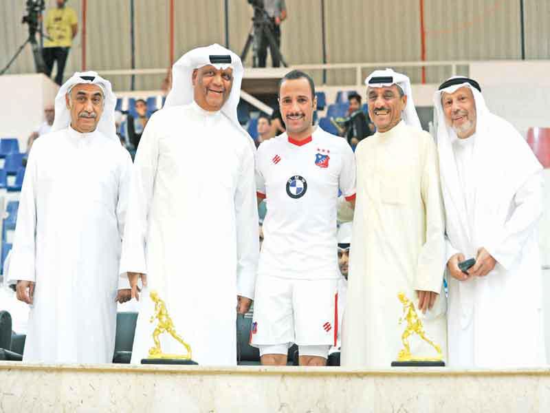 صورة تذكارية لنجوم العصر الذهبي مع رئيس مجلس الأمة